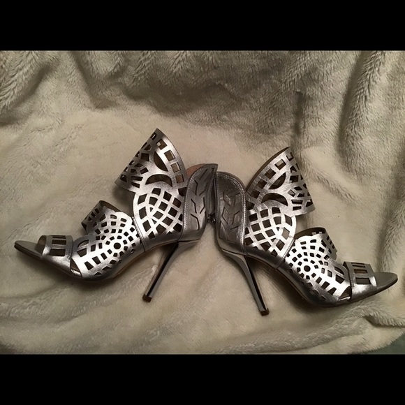 BCBG NWT metallic heels - Picture 2 of 14